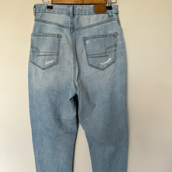 American Eagle Curvy Mom Jeans Light Wash Blue Distressed Raw Hem Ankle 6 Women - Picture 6 of 8